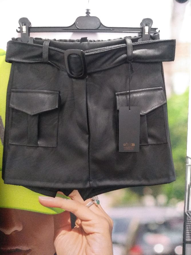 GONNA A PANTALONCINO NERA IN PELLE